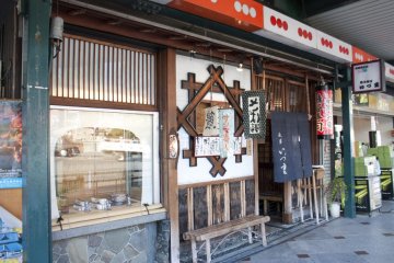 <p>ด้านหน้าร้าน IZUJU SUSHI ซึ่งอยู่ตรงข้ามกับ Yasaka Shrine พอดี)</p>