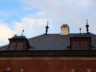 屋根は銅板葺きである