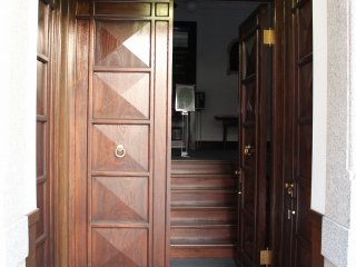 入り口の重厚な木製扉