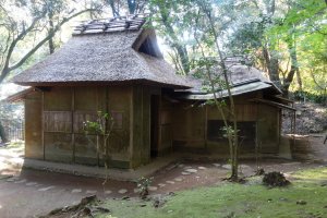 A tea house with a thatched roof once belonging to the Hosokawa family, the lords of Higo (present day Kumamoto Prefecture)