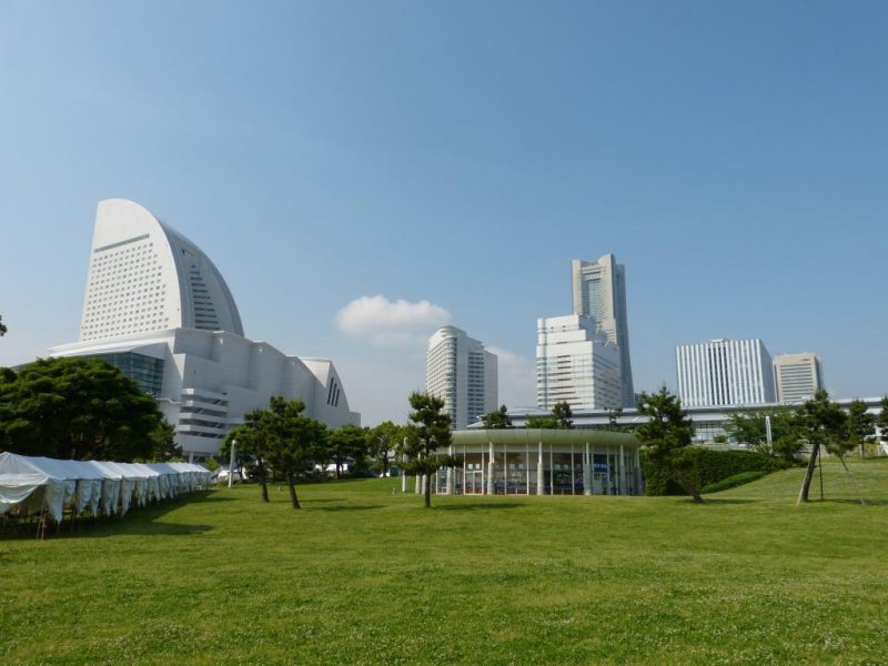 The view of the Minato Mirai 21 skyline from the park is very pretty.