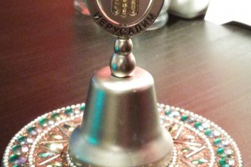 <p>Beautiful little bell, used to call a server &nbsp;</p>