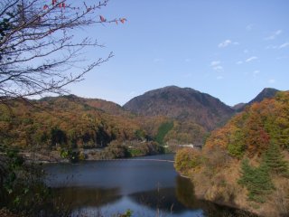 Arakawa Dam and Nosen Lake surrounded by autumnal colors &nbsp;