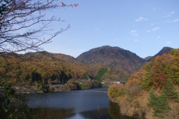 <p>Arakawa Dam and Nosen Lake surrounded by autumnal colors &nbsp;</p>