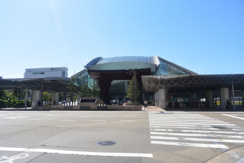 La station de Kanazawa et la porte Tsuzumimon depuis l'autre côté de la rue