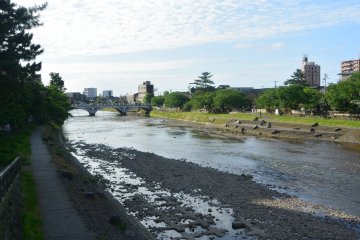 <p>River crossing the city</p>