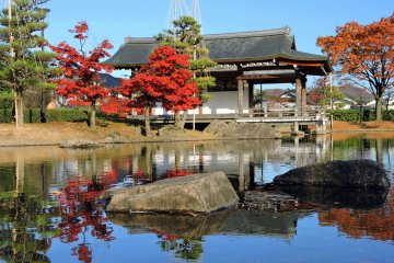 <p>Shinden-zukuri style building beside the pond</p>