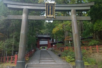 <p>บริเวณทางเข้าศาลเจ้าฟุตะระซาน (Futarasan Shrine)</p>