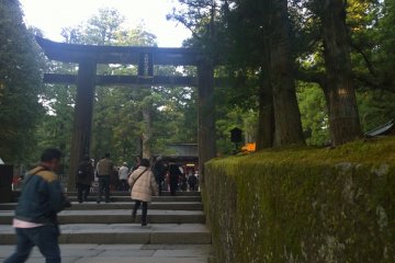 <p>Ishidorii Gate &gt; ประตูศาลเจ้าด่านแรกก่อนเข้าสู่อาณาเขตศาลเจ้าชั้น เป็นประตูโทริอิที่ทำจากหินอันแข็งแกร่ง อุทิศถวายโดยขุนนางชั้นสูง Kuroda Nagamasa แห่งแคว้น Kyushu Chikuzen (จ.ฟุกุโอกะ ในปัจจุบัน) สร้างขึ้นเมื่อปี ค.ศ.1618 โดยการลำเลียงหินมาทางเรือจากเกาะคิวชู (Kyushu) สู่เมืองโคยามะ (Koyama) ก่อนที่จะลำเลียงทางบกมาสู่นิกโกะอีกที&nbsp;</p>