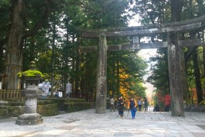 ประตู Ishidorii Gate ที่มองจากด้านใน ซึ่งประตูหินอันเก่าแก่นี้ยังได้รับการขึ้นทะเบียนให้เป็นทรัพย์สินทางวัฒนธรรมอันสำคัญ (Important Cultural Property) ของญี่ปุ่นอีกด้วย
