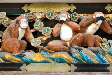 <p>Sanzaru (Three Wise Monkey) &gt; ลิงสามตัว (三猿 &ndash; sanzaru) ซึ่งอยู่บนอาคาร Shinkyusha ถือเป็นรูปแกะสลักที่โด่งดังที่สุดซึ่งแฝงปริศนาธรรมไว้อย่างน่าสนใจ&nbsp;โดยรูปแกะสลักนี้เป็น ลิงปิดหู ลิงปิดปาก ลิงปิดตา ซึ่งนี่คือต้นกำเนิดปริศนาธรรมอันโด่งดังที่หมายถึง &ldquo;การไม่เปิดตารับรู้โดยการมองสิ่งที่ไม่ดี&rdquo; &ldquo;การไม่เปิดหูรับฟังในสิ่งที่ไม่ดี&rdquo; และ &ldquo;การไม่เปิดปากกล่าววาจาในสิ่งที่ไม่ดี&rdquo;</p>