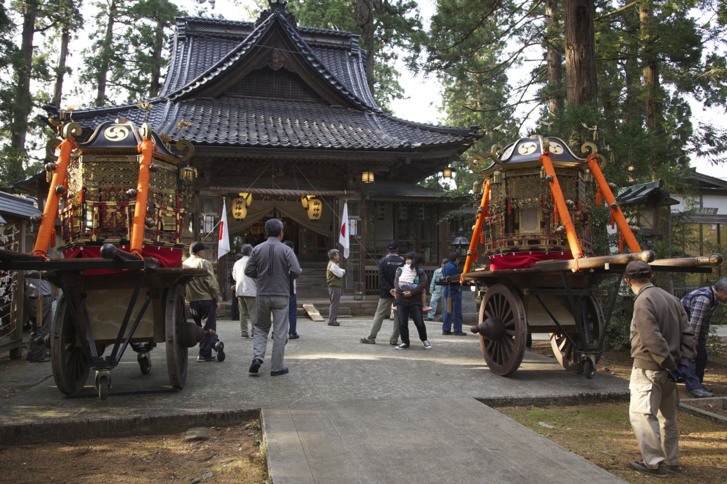 Le sanctuaire Jinmeigu. Moment très important avant le matsuri : une prêtresse va transporter symboliquement les divinités locales dans leurs temples portatifs (mikoshi)