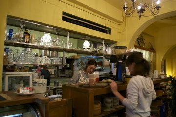 <p>The caf&eacute; was full when I got there and as a result the waitresses were extremely busy</p>