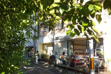 <p>บรรยากาศเท่ๆ ชิลๆ ด้านหน้าร้าน efish ซึ่งโซนนี้จะติดกับถนนสายเล็กๆ ที่มีลำคลองเล็กๆ ไหลผ่านหน้าร้านด้วย เป็นวิวที่สวยไปอีกมุมมอง</p>