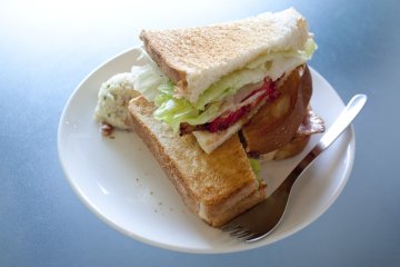 <p>efish sandwich หนึ่งในเมนูอร่อยของร้านที่บอกกันปากต่อปาก</p>