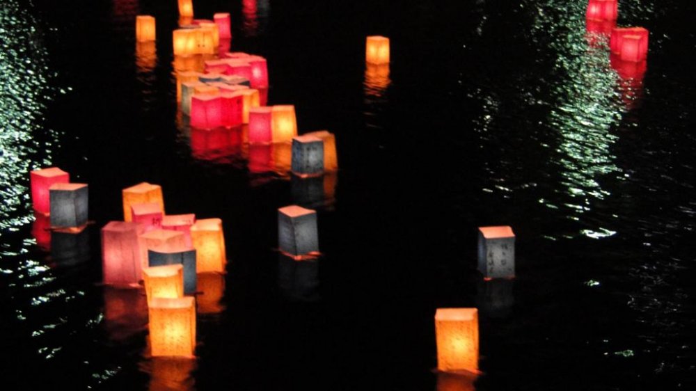 Những chiếc lồng đèn nổi trên mặt nước