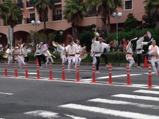 Выступление группы традиционного япоского танца