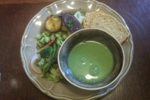 The seasonal soup set with bread and salad