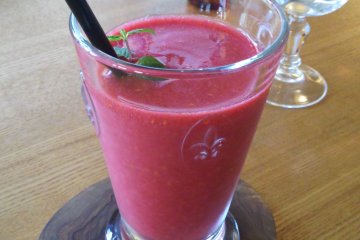 <p>Raspberry juice, like a smoothie but without any milk between you and the delicious raspberries</p>
