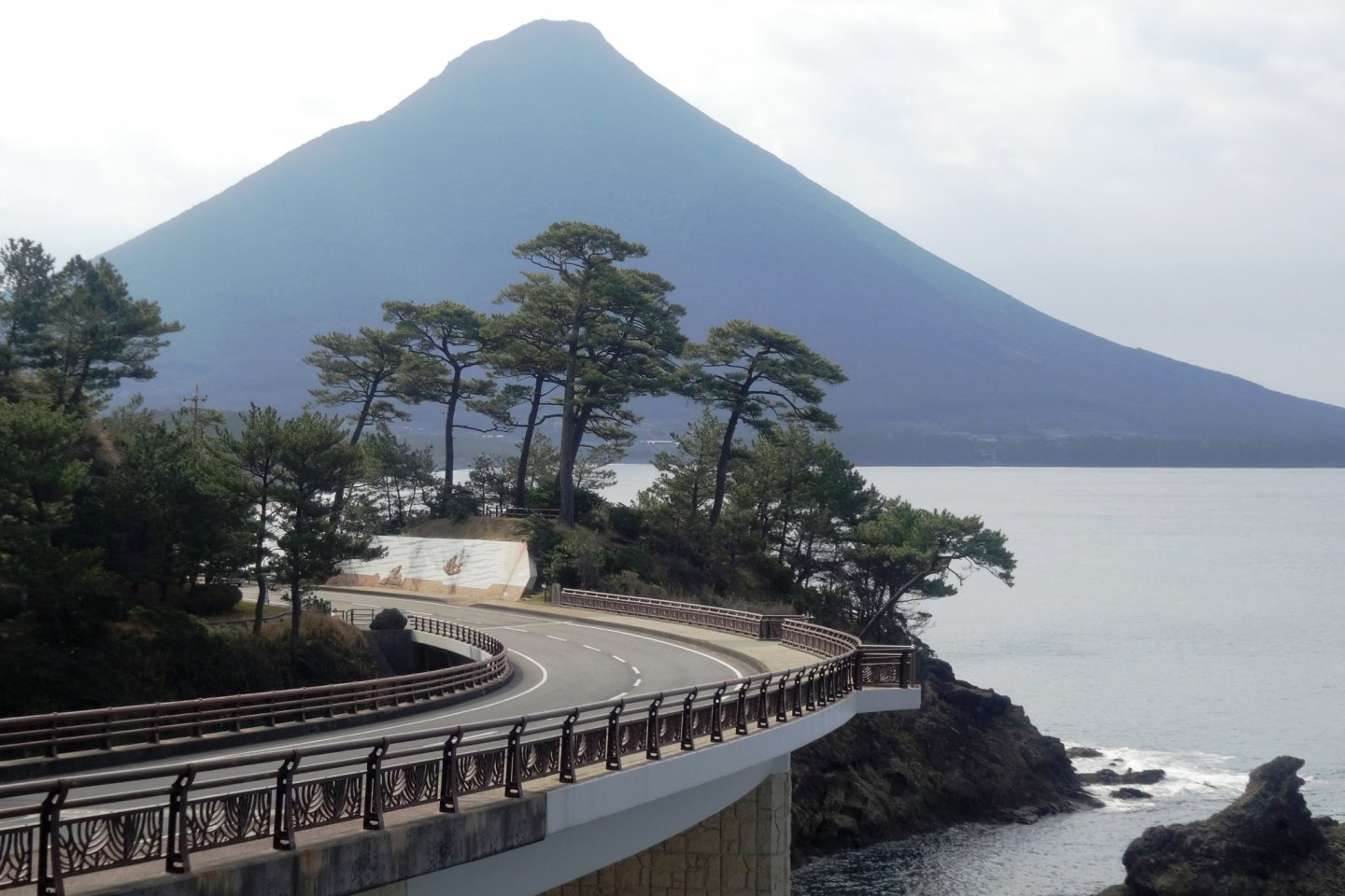 Gunung Kaimon menjulang tinggi di ujung selatan Semenanjung Satsuma