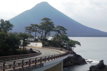 사쓰마 반도의 남쪽 끝 부분에 보이는 카이몬 산