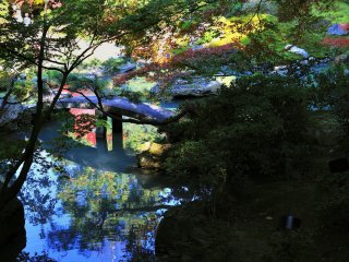 龍心池に渡してある半円形の反りの美しい石橋を跨龍橋と呼ぶ
