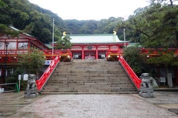 <p>The steps up to the shrine&#39;s main hall</p>