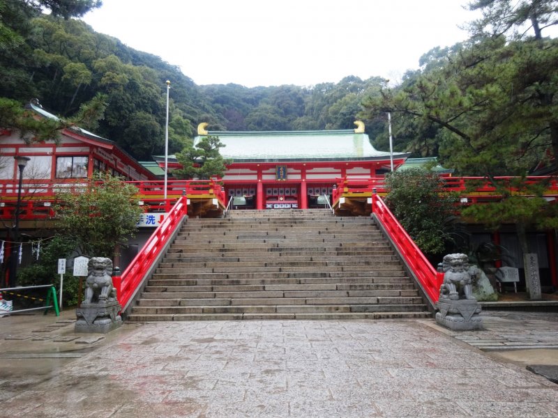 <p>The steps up to the shrine&#39;s main hall</p>