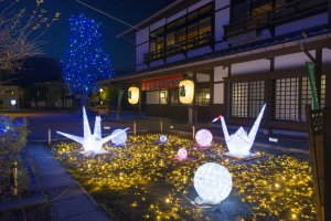 Phong cách trình chiếu ánh sáng Nhật Bản được thể hiện ở  những chú hạc giấy và  những quả cầu Matsumoto- được làm và chơi trong tòa thành dưới thời Edo.
