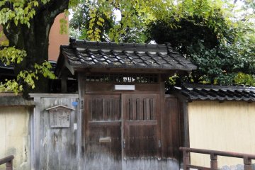 <p>The impressive gate of a former samurai residence</p>
