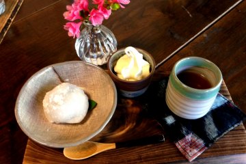 Step back in time in this country farm house style cafe and gallery with the Daifuku red bean and coffee jelly set. (&yen;520 yen)
