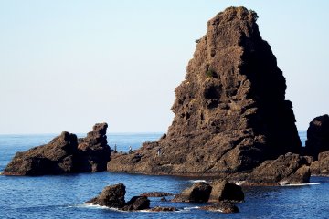 <p>If you look closer, you can see some fishermen on the rocks</p>