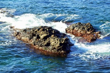<p>Close-up look at some jagged rocks near the shore</p>