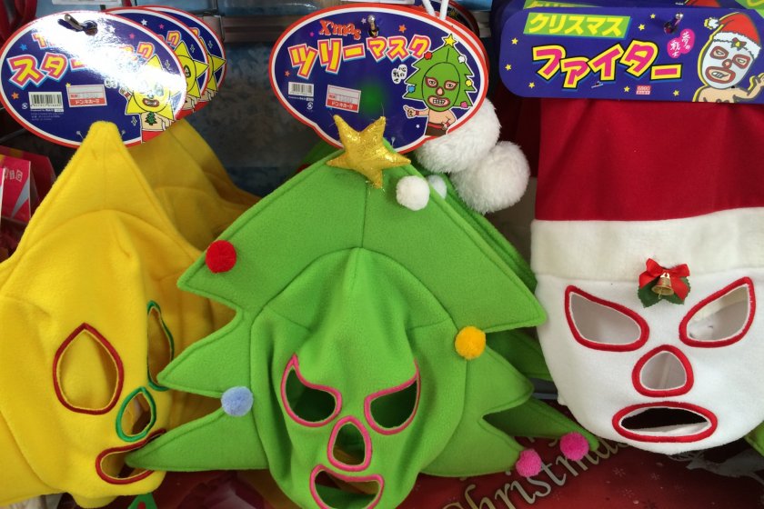Я уверена, что все эти рождественские маски предназначены для того, чтобы одевать их в праздничное время.