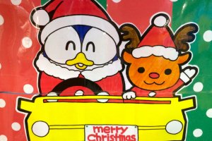 &quot;Донпэн&quot; не может дождаться Рождества! Это синий пингвин и талисман Дон Кихота, и на нём всегда красный ночной колпак круглый год.