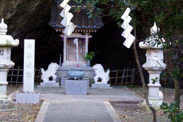 <p>Stone lantern, stone marker and two guardian dogs in front of the main altar of Daffodil Shrine</p>
