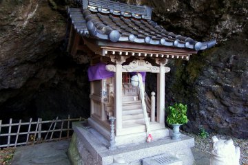 <p>The main altar of Daffodil Shrine near Echizen Beach is located at the entrance of a small cave</p>