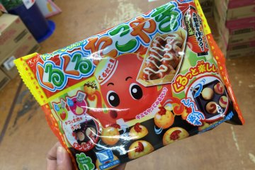 <p>Popin&#39; Cookin&nbsp;KuruKuru Takoyaki candy kit</p>