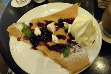 Crepe with vanilla ice cream and berries