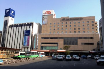 <p>This hotel is located so close to the railway station, that you don&rsquo;t need to cross the road to get here. From the west exit of the station, head under the Topico shopping center and then the hotel is on your left.&nbsp;</p>