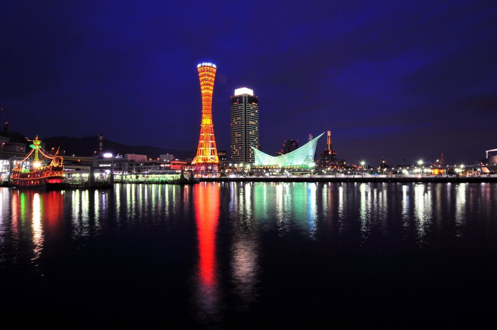 Port Tower and Kawasaki World, the two landmarks that create romantic night views of Kobe