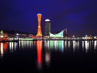 ロマンチックな港神戸の夜景を演出するポートタワーとカワサキワールド