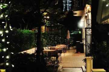 ร้านอาหารในสวน Kobe East Pleasure Park ซึ่งตั้งอยู่ทางได้ของสำนักงานเมืองโกเบ