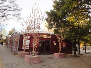 At this&nbsp;hut, specifically prepared for the festival in Kotodai Park, you can eat and drink