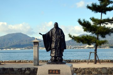 <p>A statue of Tairano Kiyomori, a military leader of the late Heian period. He rebuilt Itsukushima&nbsp;Shrine in&nbsp;Miyajima into its present style</p>