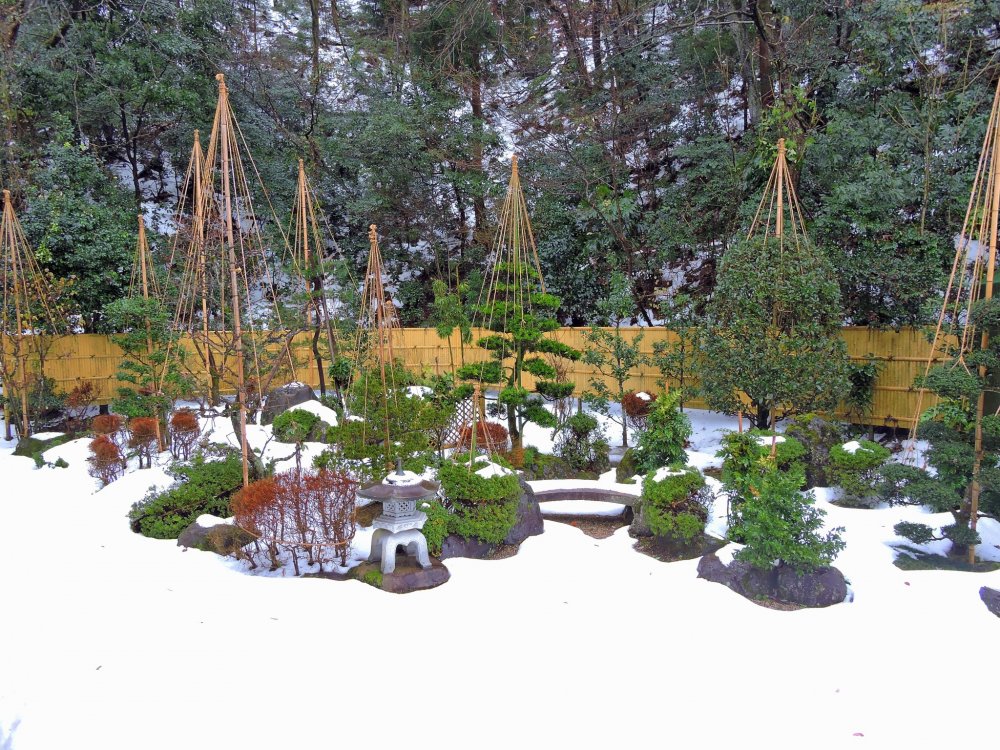 Вид японского сада в снегу из молитвенного зала