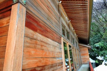 <p>Beautiful wooden wall and eaves of the prayer hall</p>