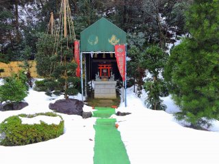 Маленький храм лисицы в углу японского сада