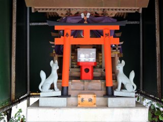 小さな稲荷神社の正面写真