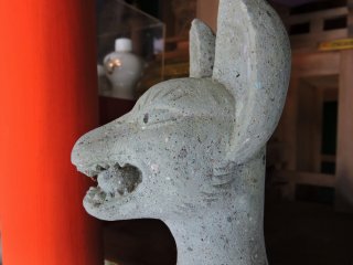 稲荷神社の狐の彫像